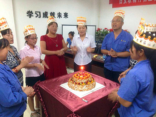 凝聚“家”幸福—— 物業(yè)公司舉辦2015年6月份員工生日聚會