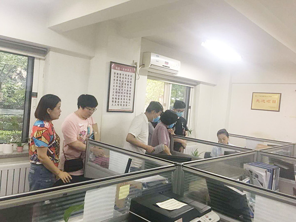11家長排隊交資料.jpg